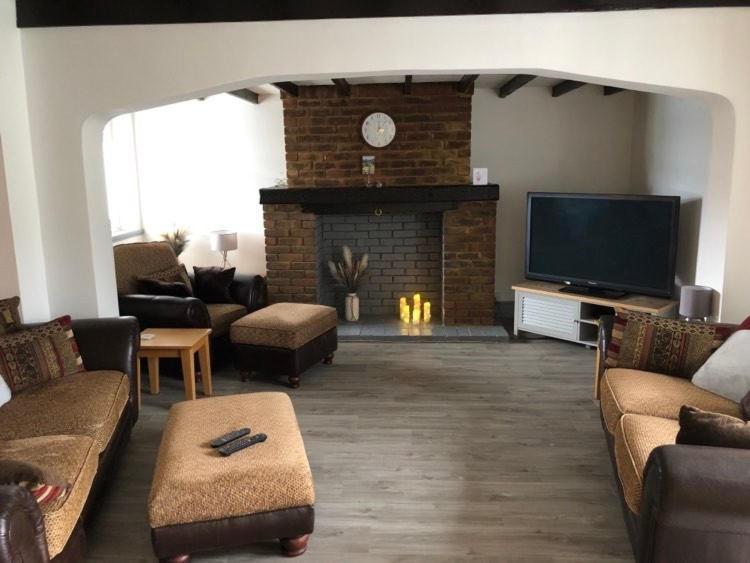 A Bright And Spacious Gem Staines-upon-Thames Exterior foto