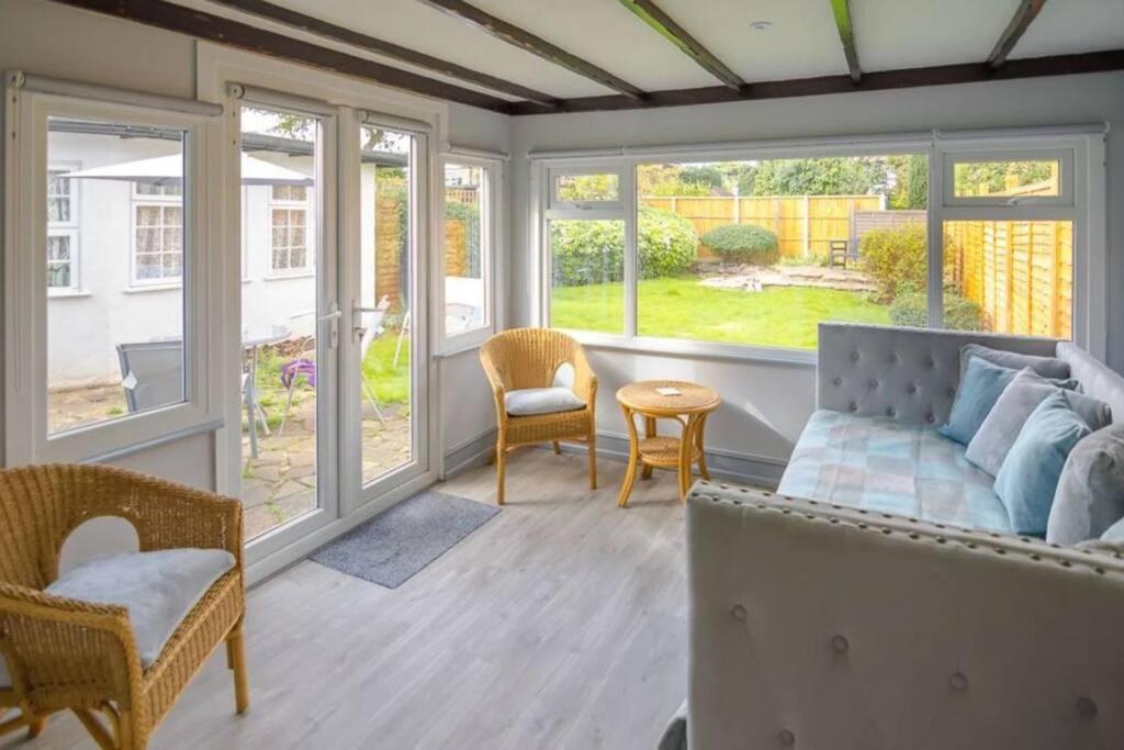 A Bright And Spacious Gem Staines-upon-Thames Exterior foto